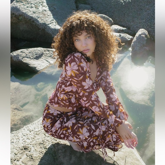 Wayf sheer floral open tie top size small - Picture 4 of 5